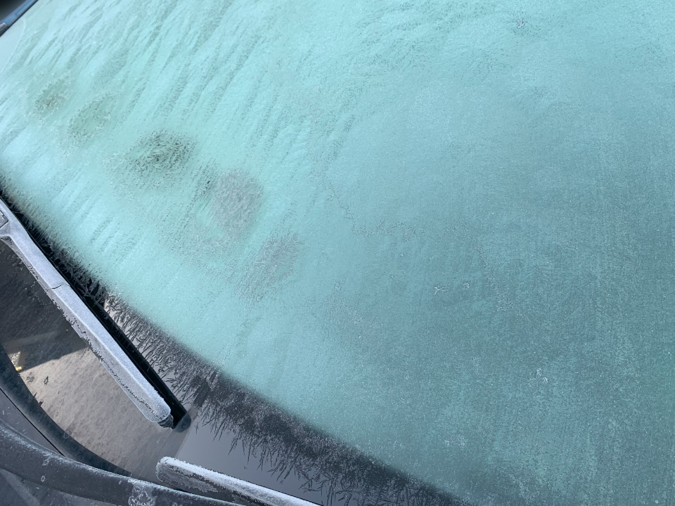 車のフロントガラスが凍結！原因とすぐできる対策